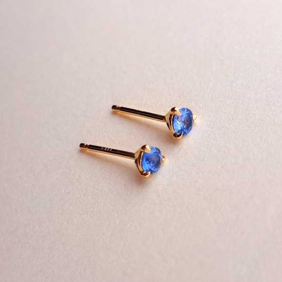 Natural Sapphire Stud Earrings in 14k yellow gold - Picture 3 of 6